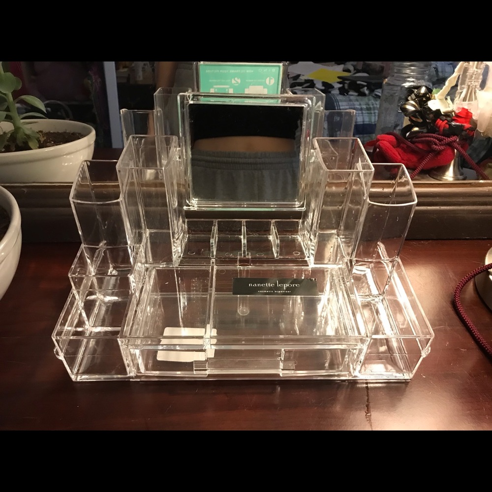 makeup organizer